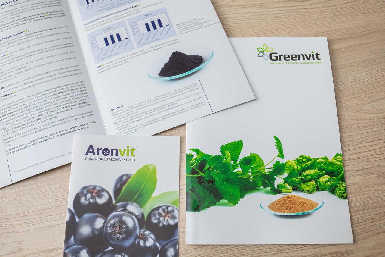 Katalogi firmy leżą na blacie