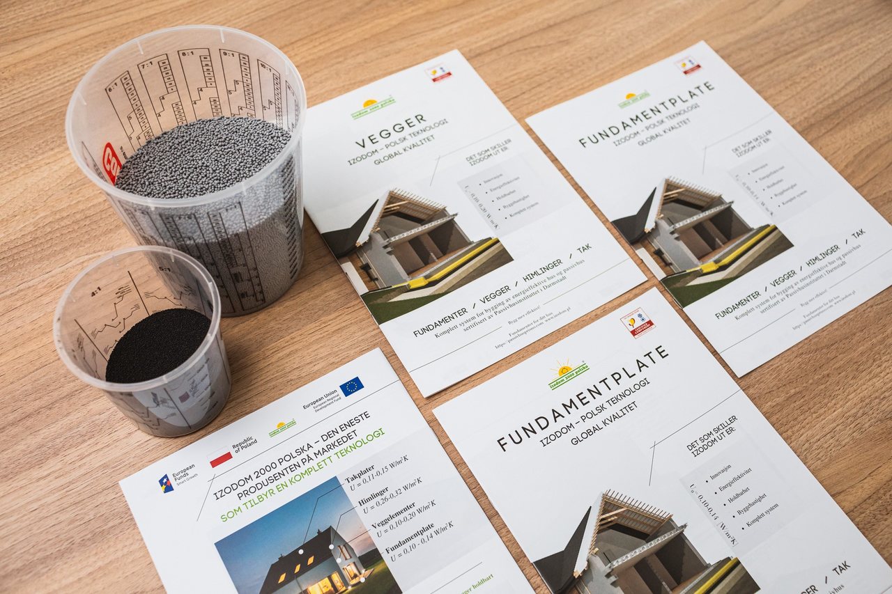 Katalogi firmy leżą na blacie