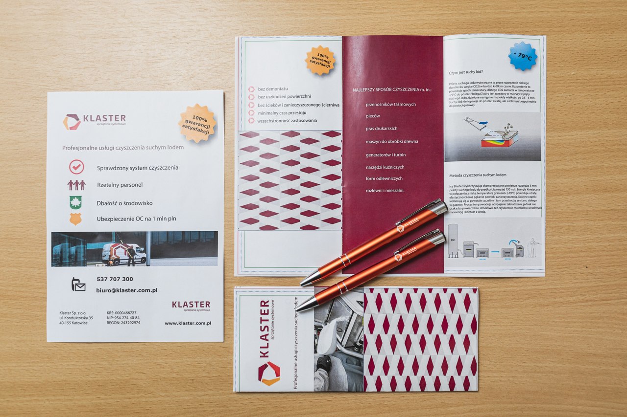 Na blacie leżą kartki oraz ołówki