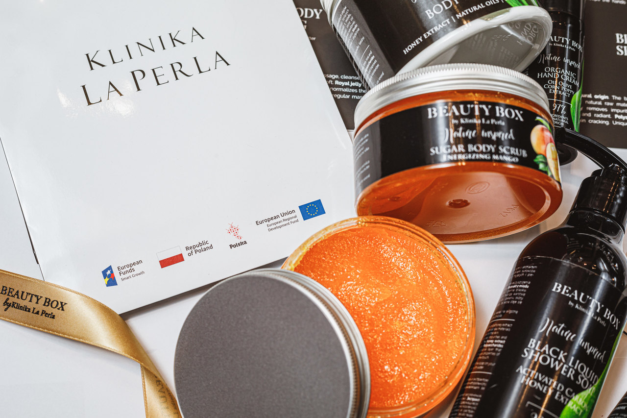 Kosmetyki, które leżą na stole, zdjęcie zrobione z góry