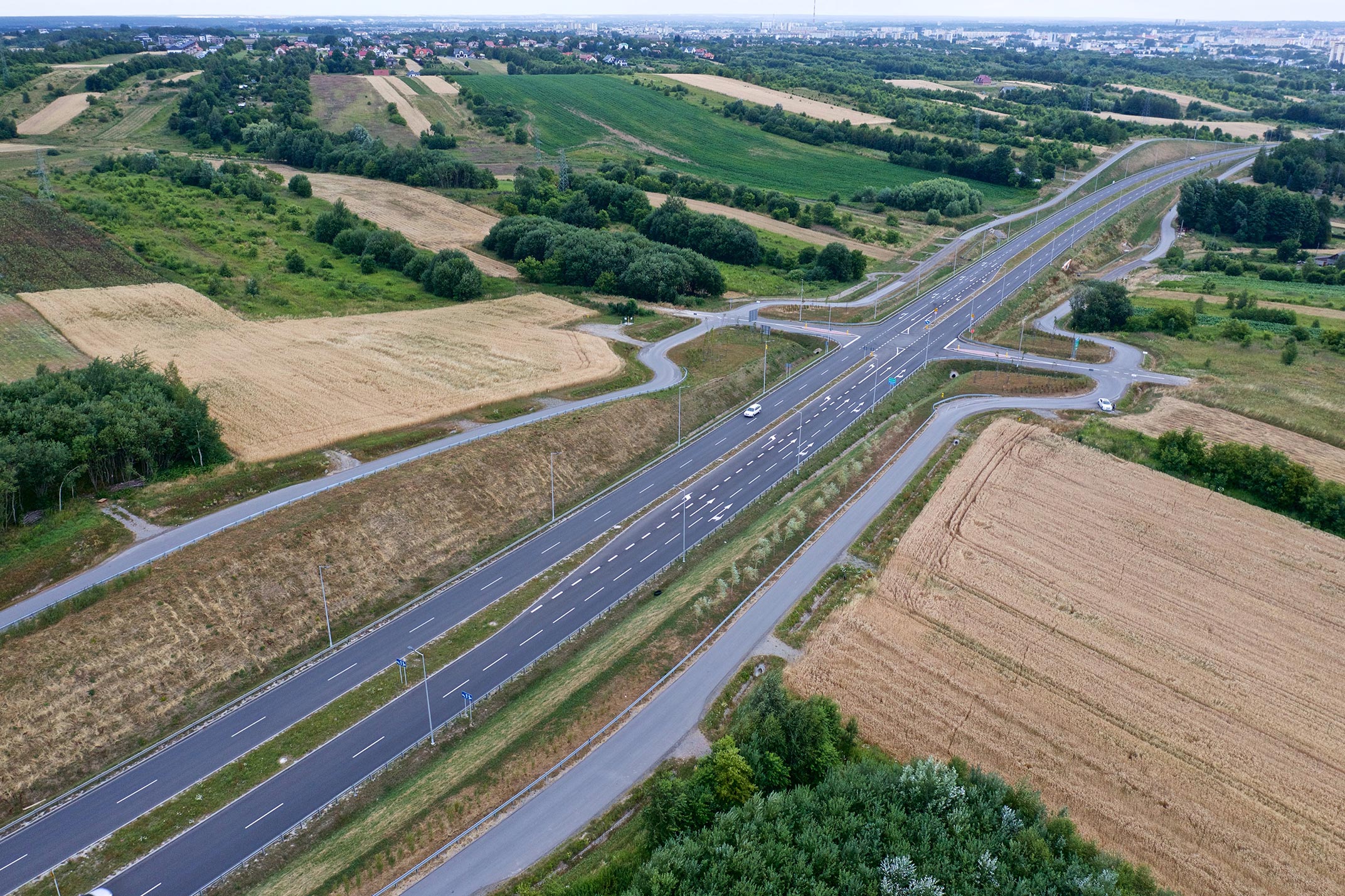 Widok z lotu ptaka na drogę pośród pól