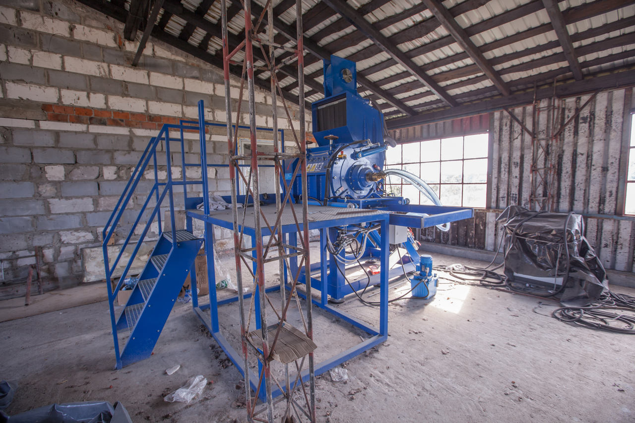 Niebieskie rusztowanie w magazynie