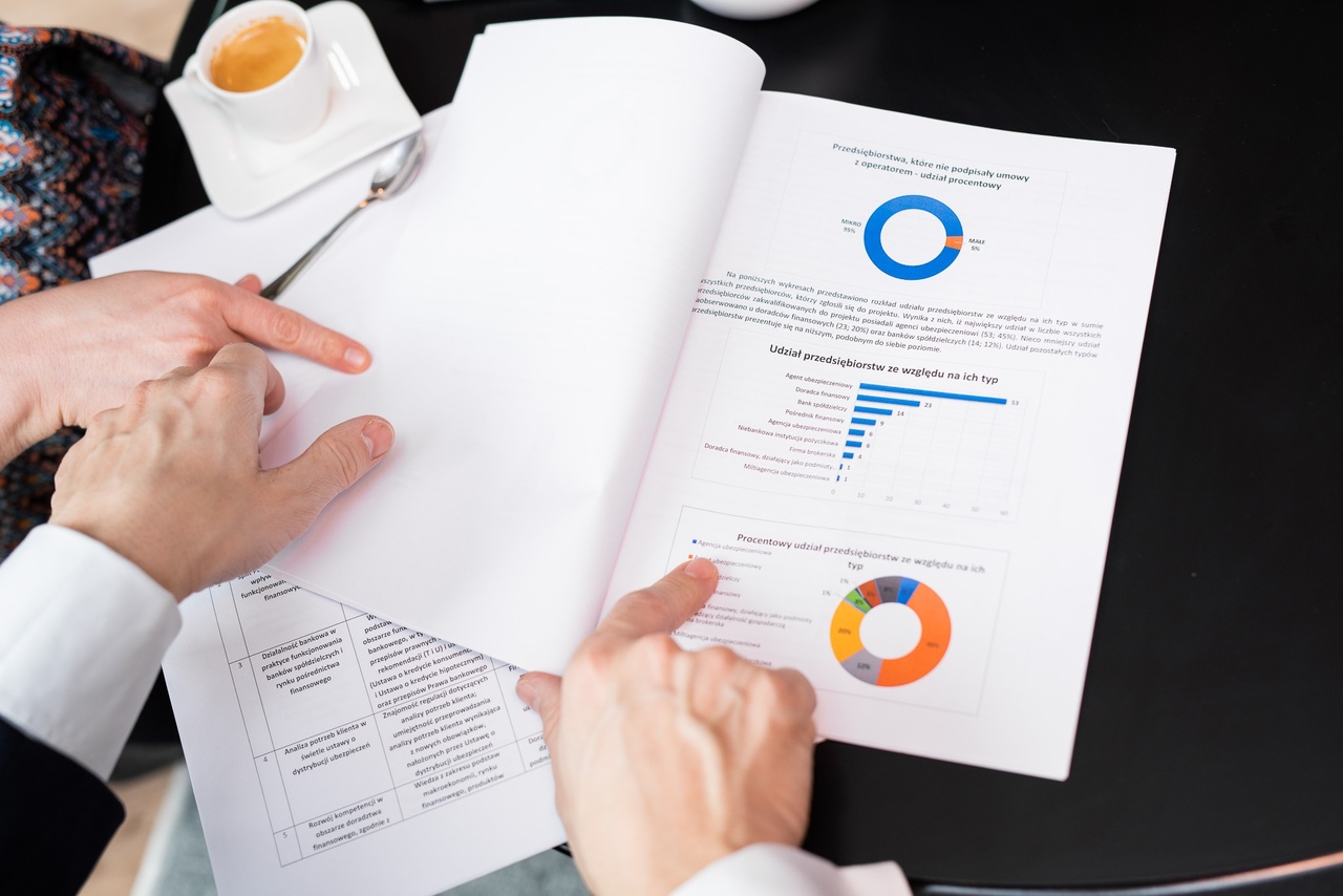 Otwarte katalogi na blacie