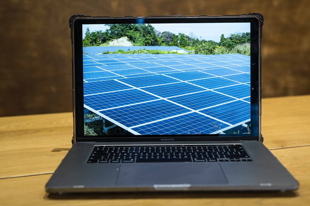 Laptop, któryna ekranie ma panele fotowoltaiczne