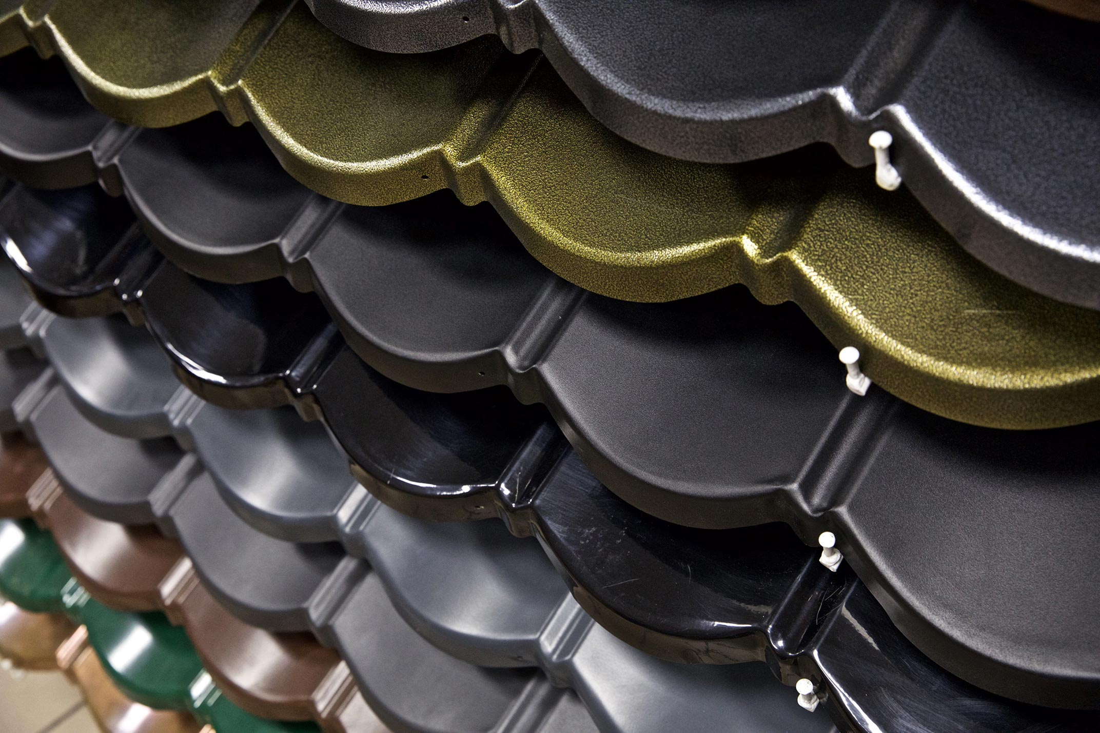 Widok poukładanych jedne na drugich blach dachowych