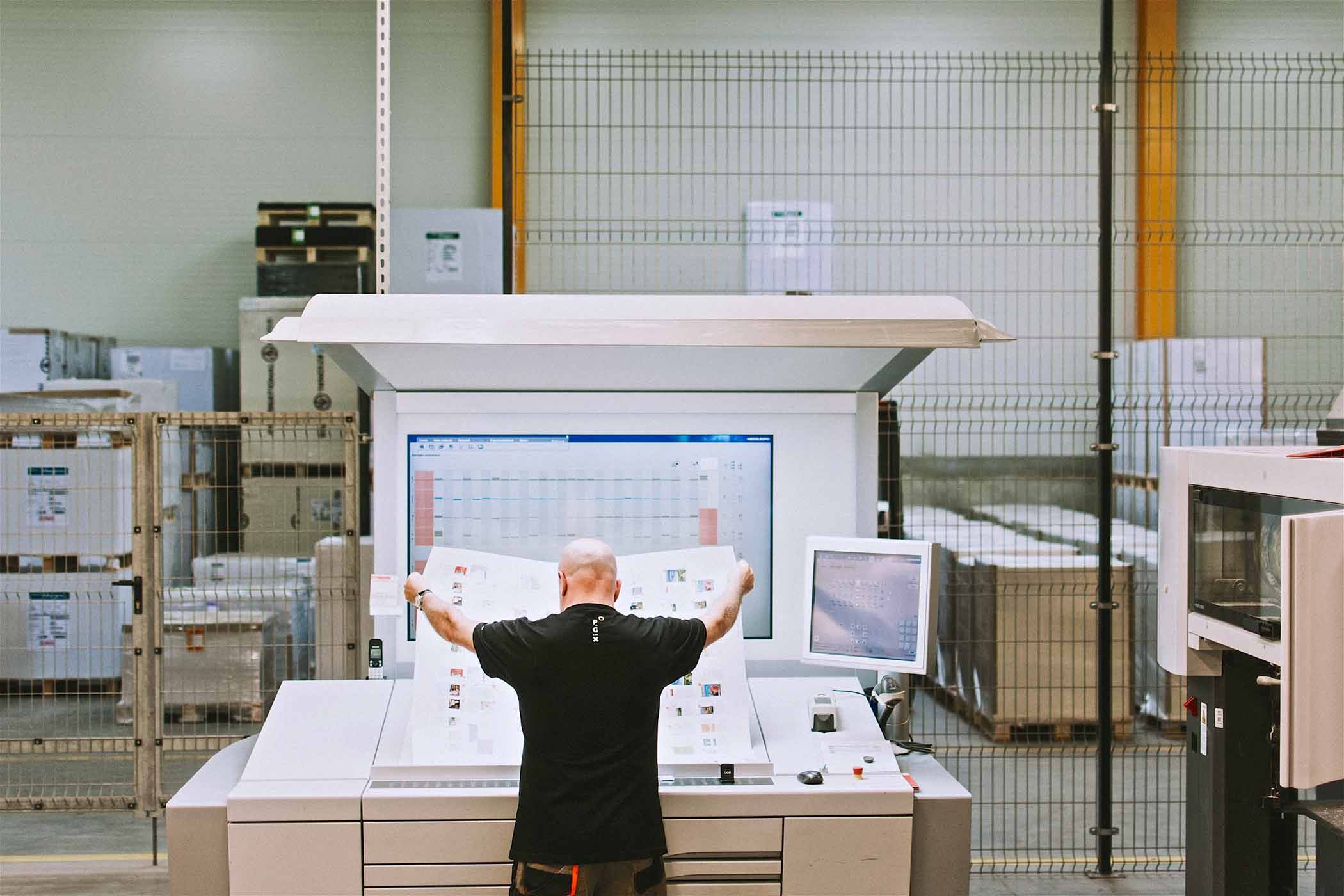 Maszyna drukująca, którą obsługuje mężczyzna