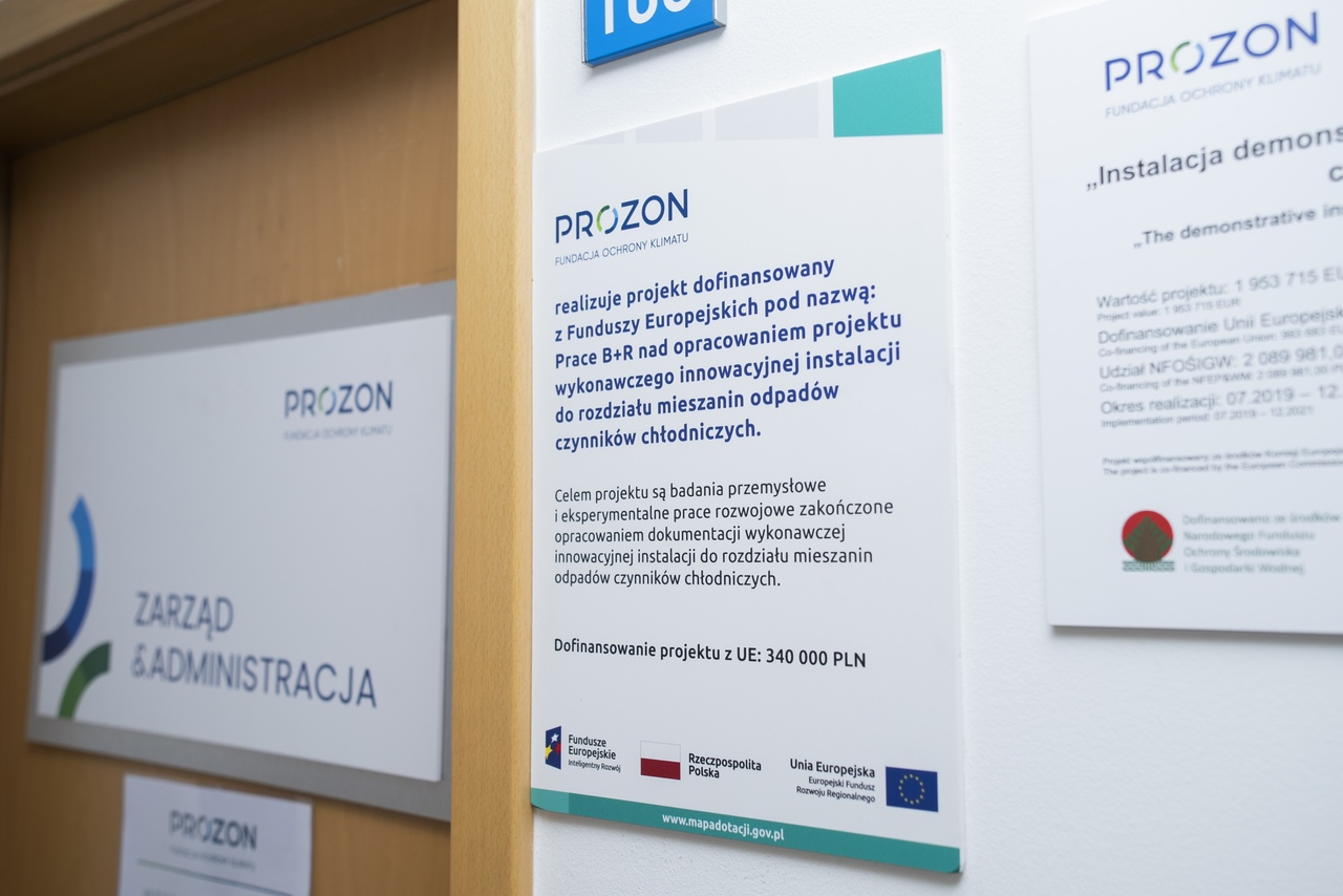 Kartki umieszczone na drzwiach