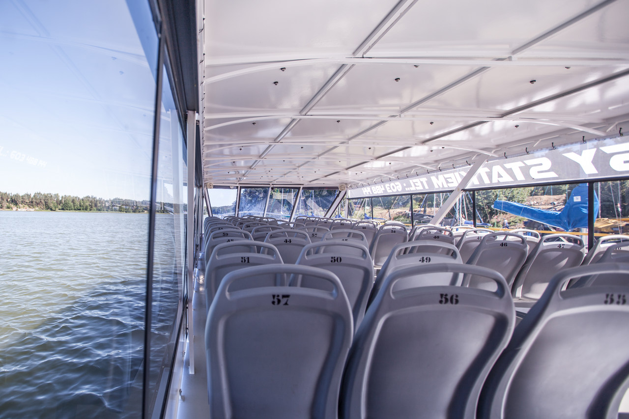 Krzesła na jachcie, widok na wodę