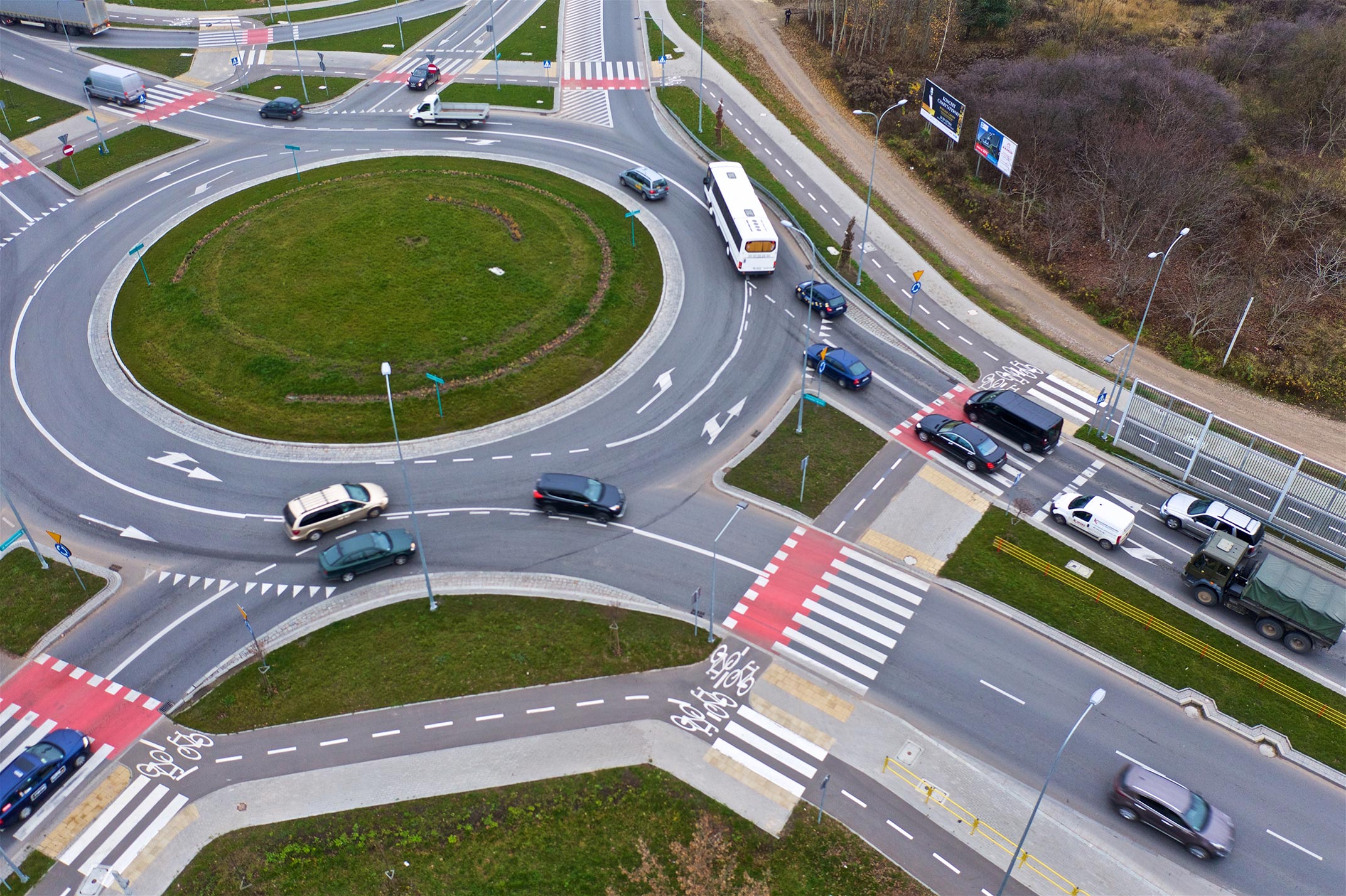 Widok z lotu ptaka na rondo z samochodami