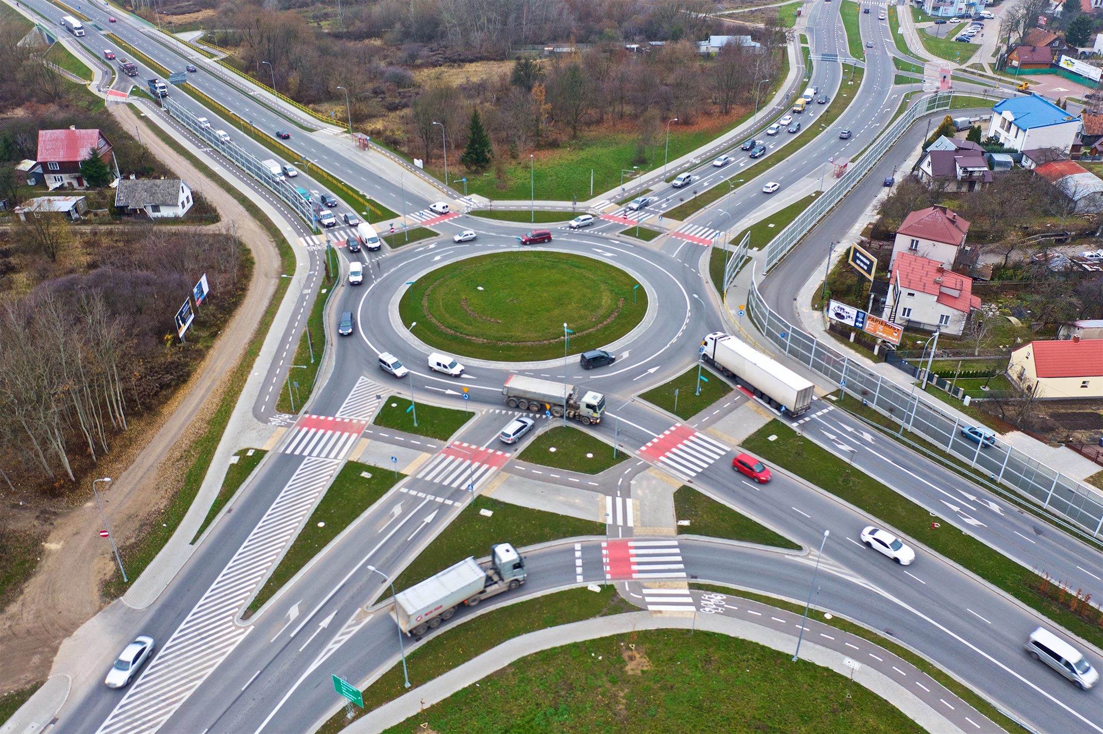 Widok z lotu ptaka na rondo z odchodzącymi ulicami