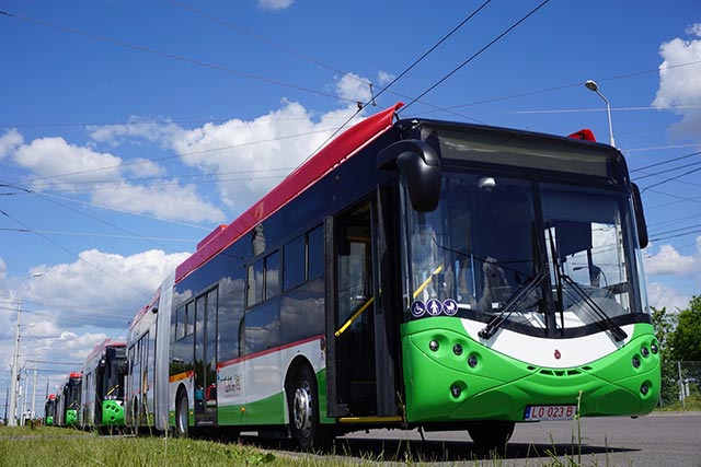 Widok stojących jeden za drugim trolejbusów