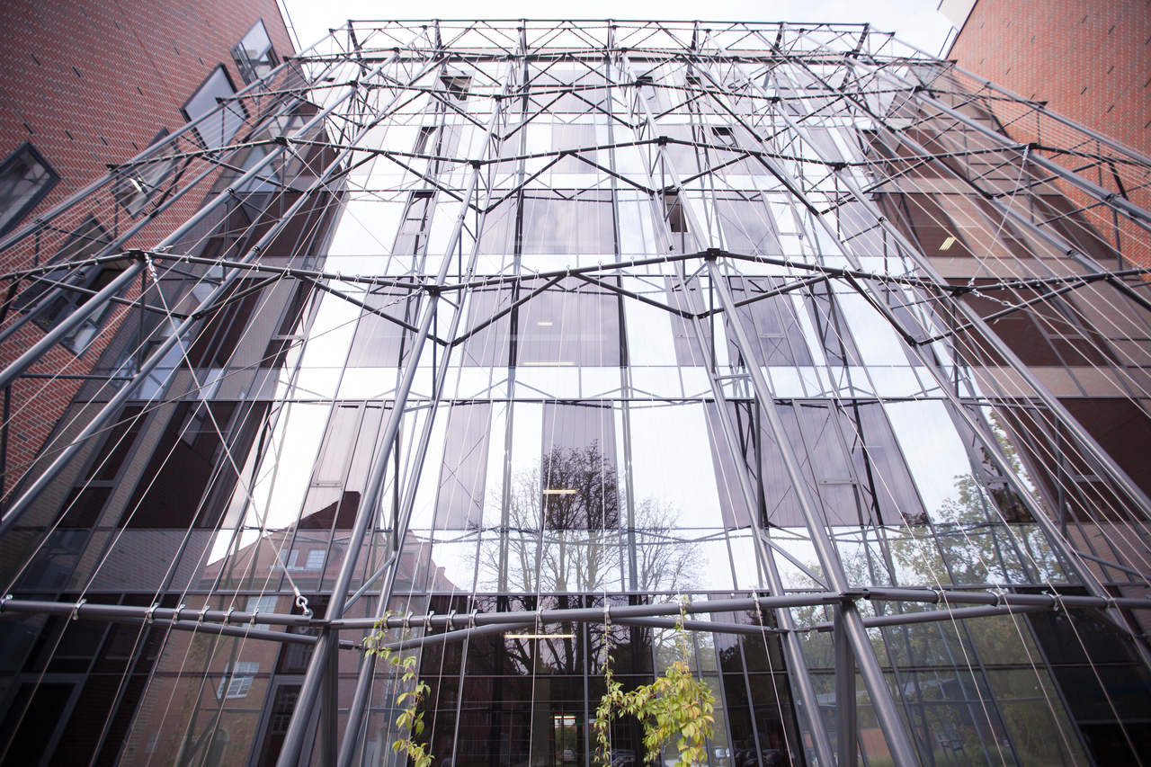 Zbliżenie na ścianę szklanego budynku