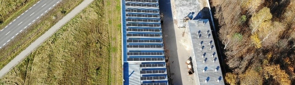 budynek firmy z lotu ptaka na dachu panele fotowoltaiczne 