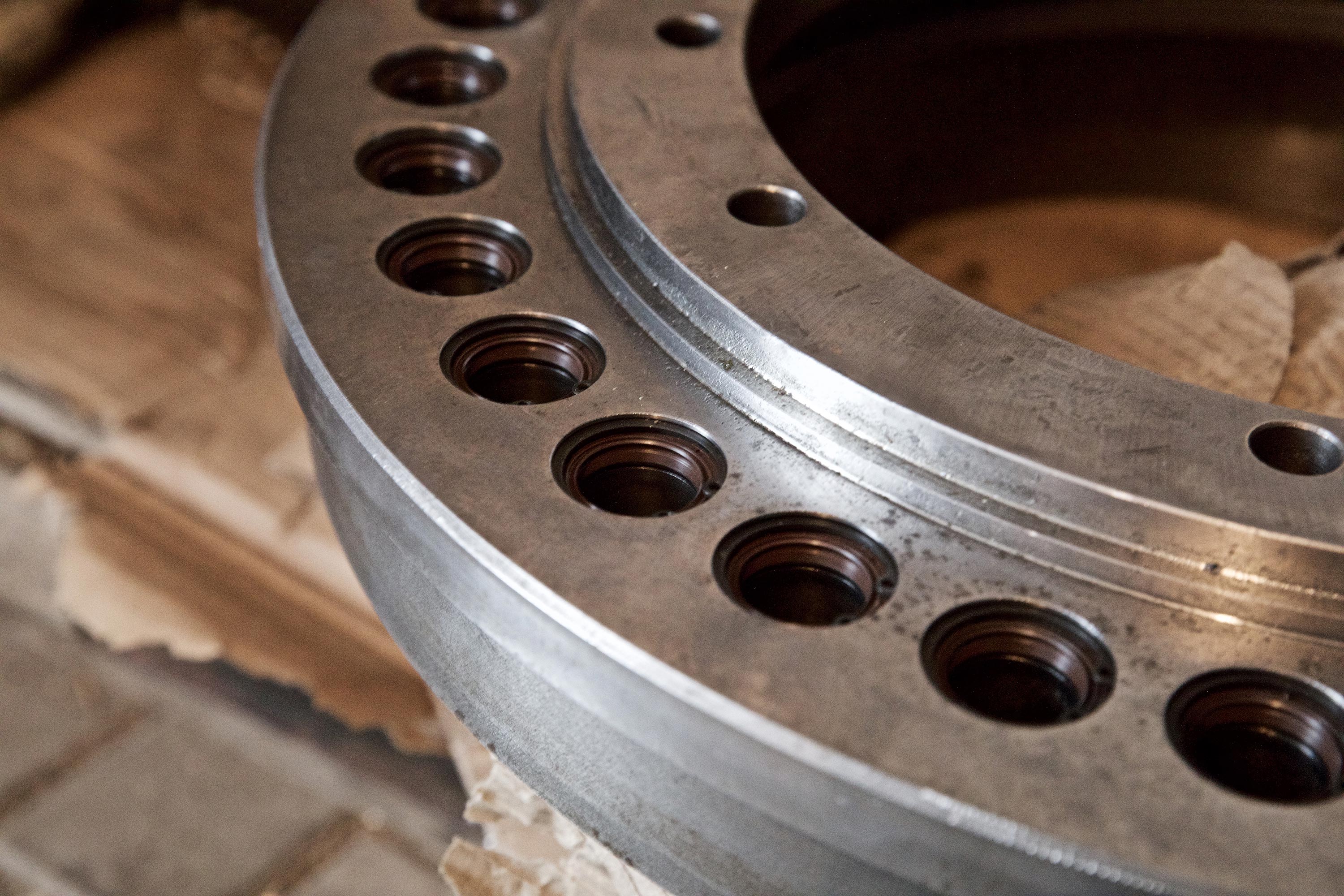 Zbliżenie na fragment tabletarki rotacyjnej