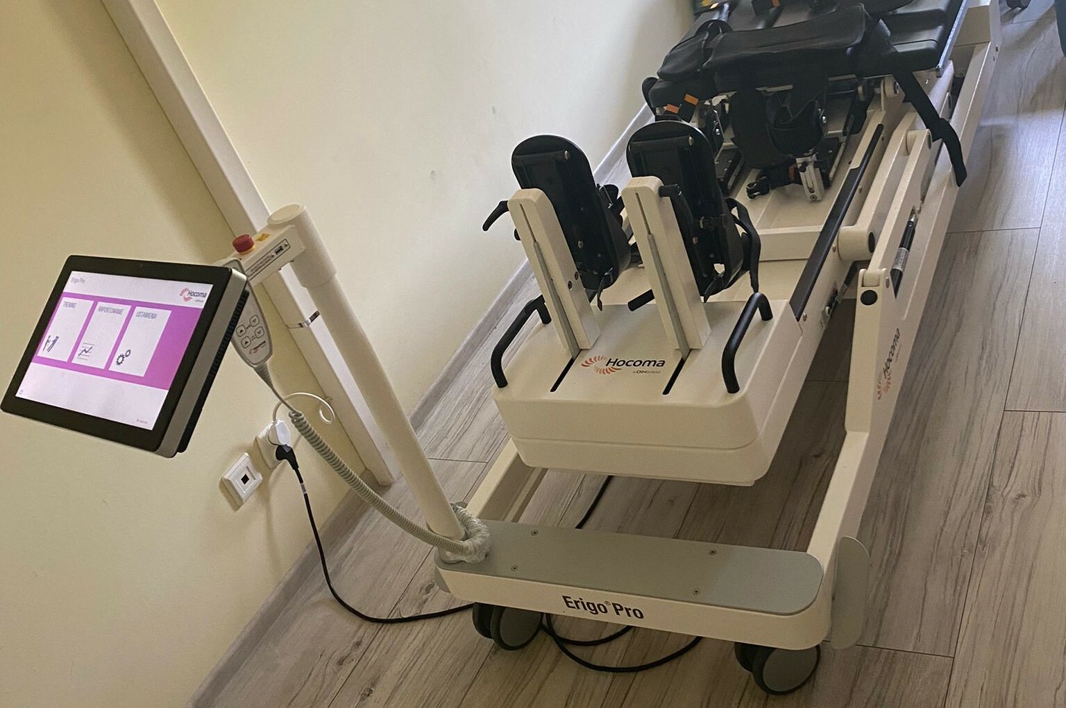 Innowacja terapeutyczna- egzoszkielet zasilany kończynami dolnymi oraz stół pionizacyjny z funkcją kroczenia.