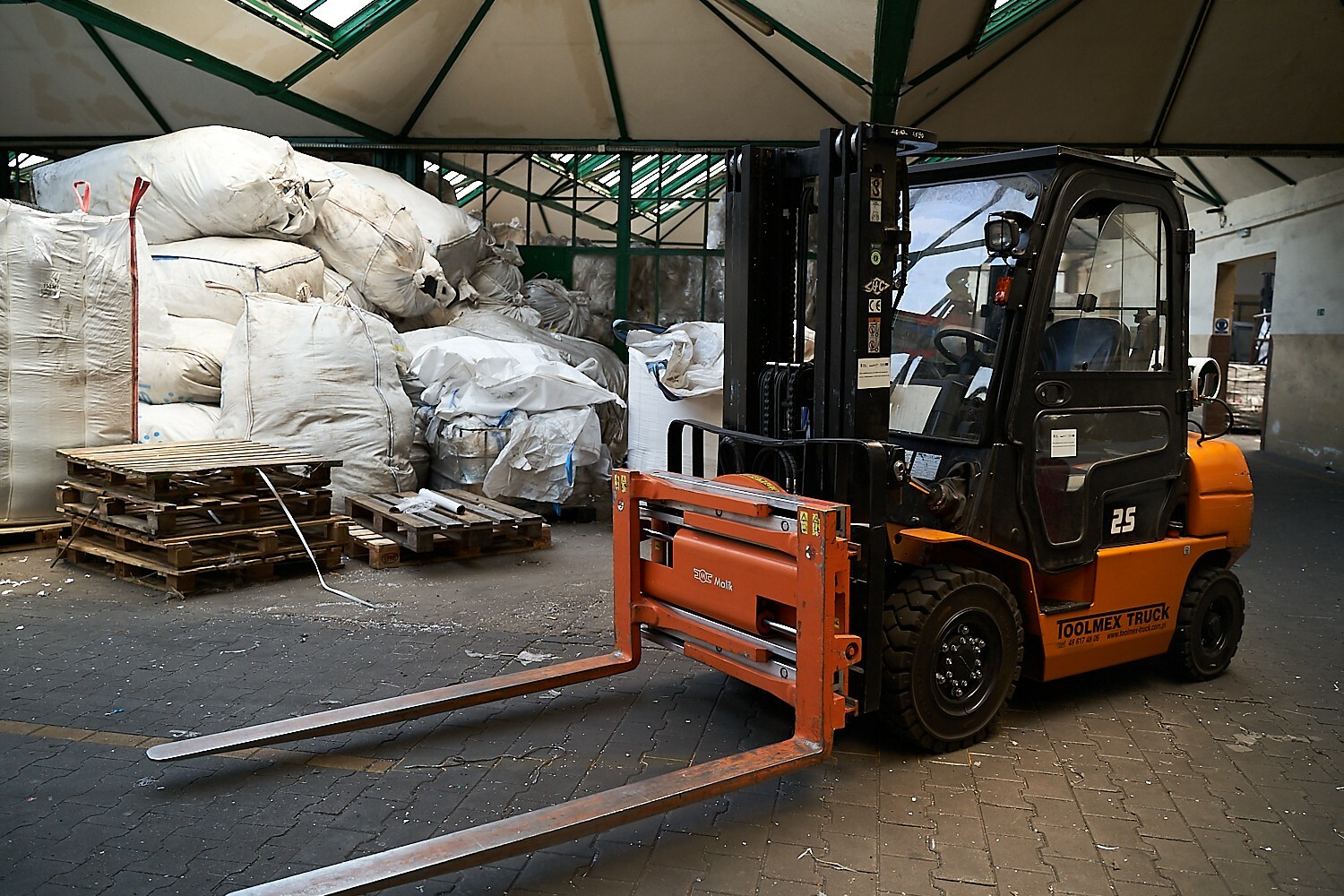 hala produkcyjna na pierwszym planie wózek widłowy 