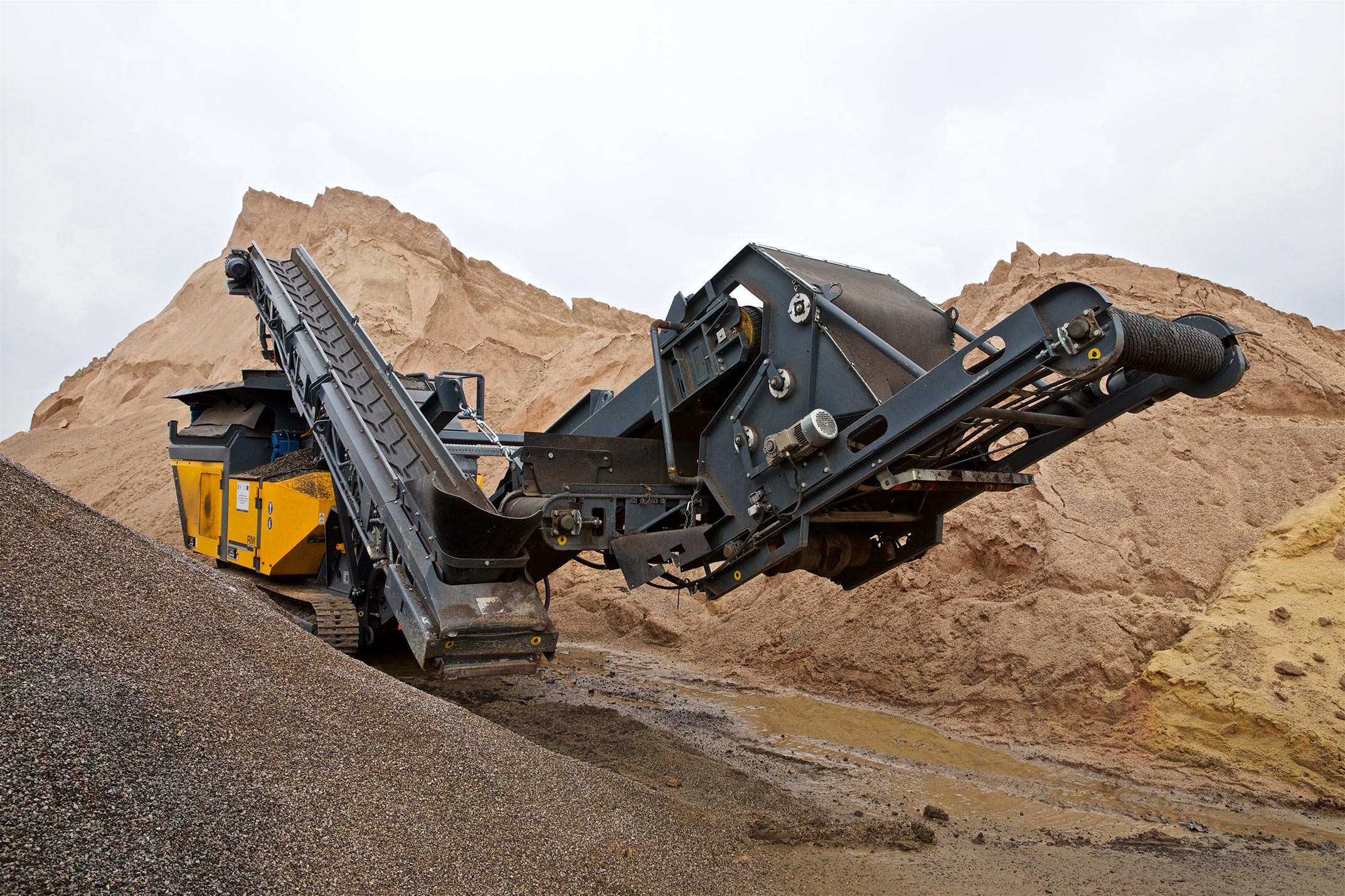 Koparka na tle hałd mieszanki