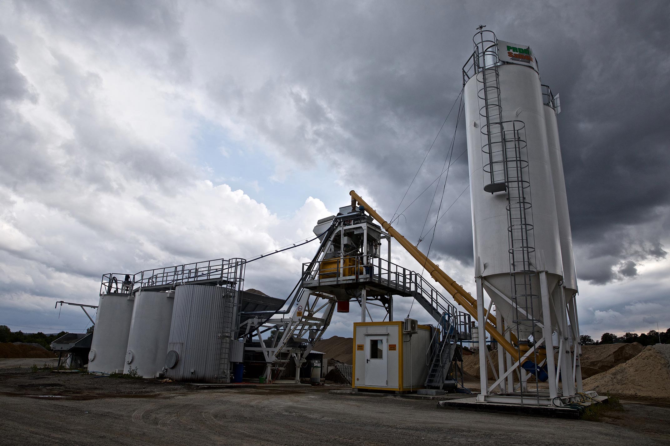 Widok silosów z innymi maszynami