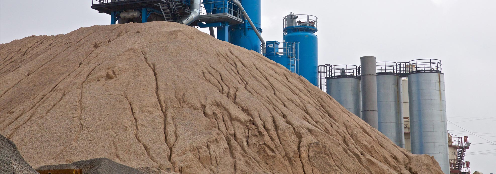 Hałdy mieszanki z silosami