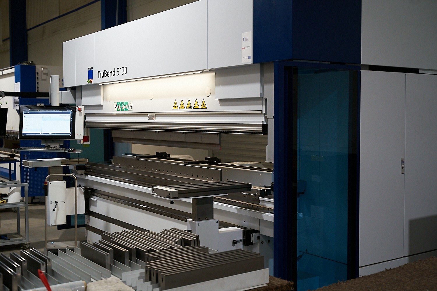 zdjęcie maszyny w hali produkcyjnej 